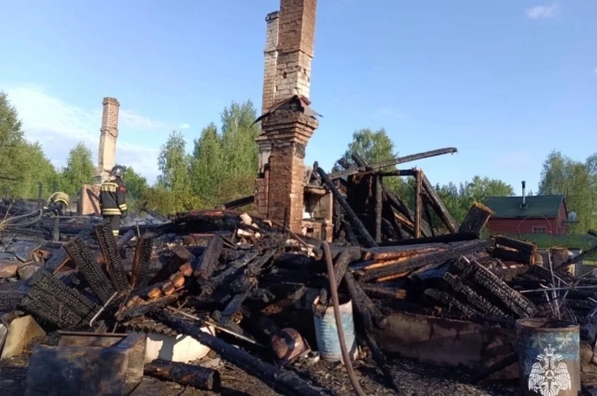    Из-за короткого замыкания в посёлке Тверской области сгорел дом