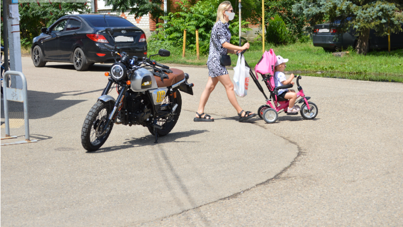 Фото автора. Лето 2025. Станица. Каждому свой вид транспорта.
