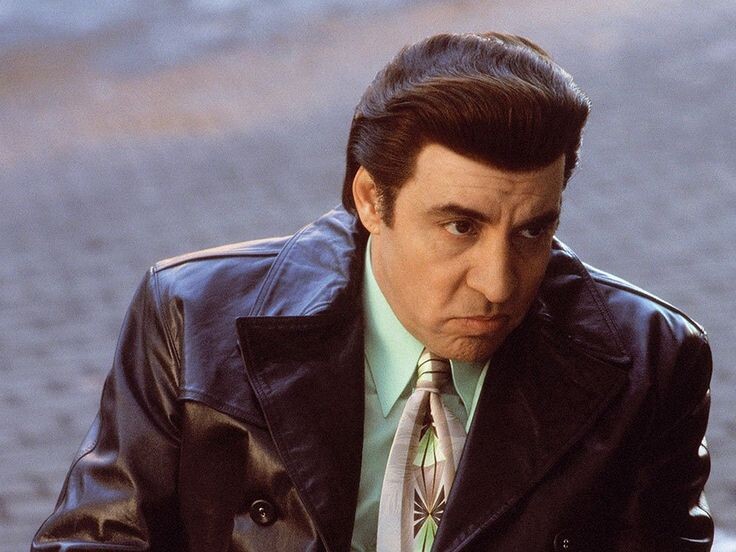 Сильвио в шикарном кожаном плаще и модном галстуке. Кадр из "Сопрано".