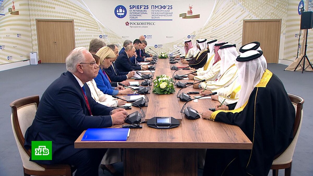    Путин на площадке ПМЭФ встретился с принцем Бахрейна