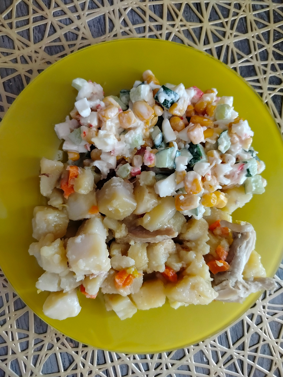 Мой обед. Картошка тушеная с нуеиными голенями и крабовый салат м кукурузой.