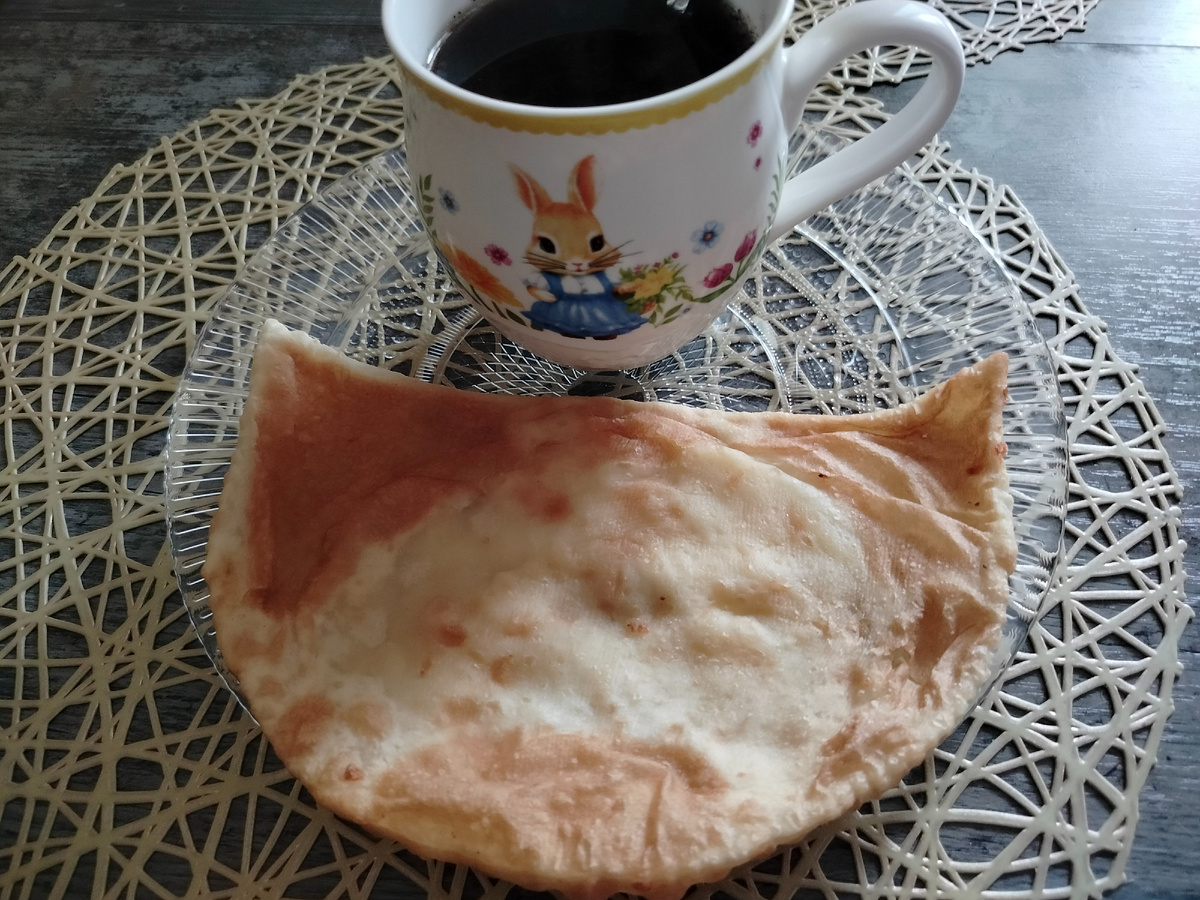 Чаепитие. Чебурек с сыром из любимой булочной. Всем нашим понравились чебуреки с сыром, покупают их периодически