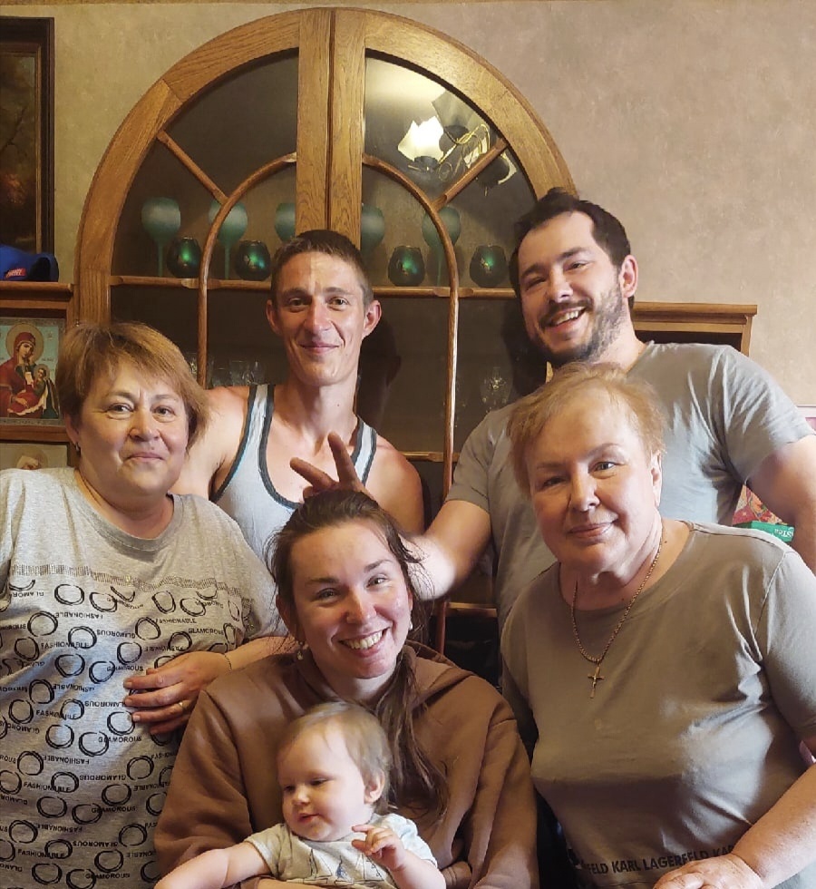 Справа от меня мама. За ней брат. Слева от меня Наташа, за ней ее сын. На руках у меня дочка соседки