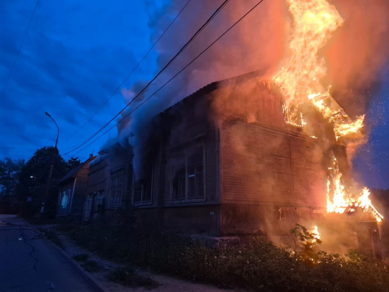    Деревянный дом полыхал ночью в Сортавалепаблик "38 пожарно-спасательная часть г. Сортавала"