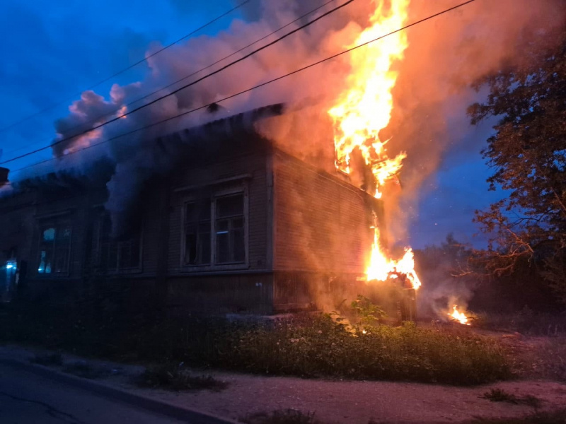    Деревянный дом полыхал ночью в Сортавалепаблик "38 пожарно-спасательная часть г. Сортавала"