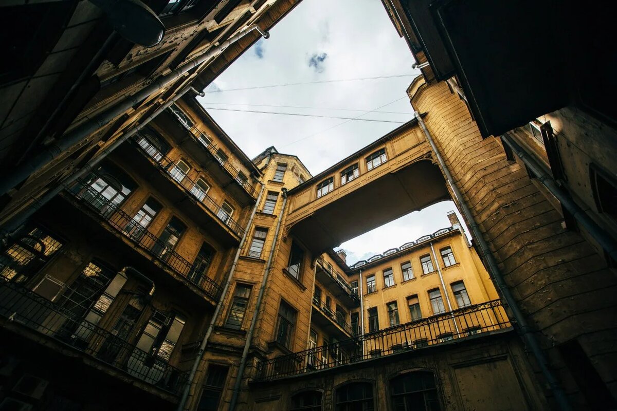 
Парадные с уникальной отделкой можно встретить в разных частях города. И даже можно пройтись по ним самостоятельно, но большинство домов и дворов Петербурга сейчас закрываются на кодовые замки или домофоны, поэтому удобнее всего все-таки взять экскурсию, на которой экскурсовод не только проведет в наиболее интересные парадные, но и расскажет об истории каждой из них.