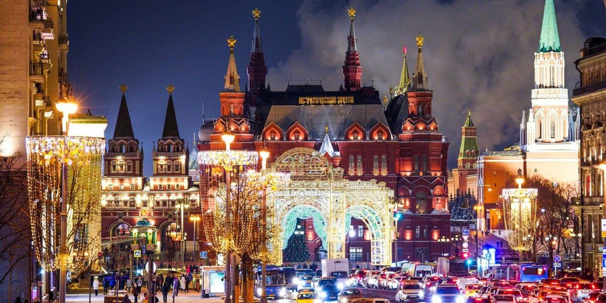 
Туристы смогут оценить все центральные достопримечательности Москвы. Тур предполагает несколько остановок, в течении которых туристы могут вблизи познакомится с достопримечательностями, сделать памятные фотографии. В программе следующие обзоры: