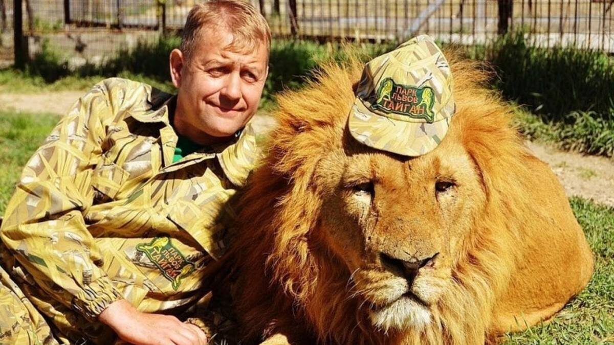    Директор крымского сафари-парка «Тайган» Олег Зубков с одним из хищников / Фото: Пресс-служба парка «Тайган»
