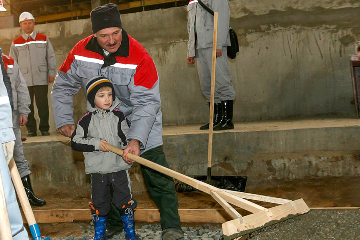 Александр Лукашенко вместе с сыном Николаем на субботнике в 2008 году. Фото: пресс-служба президента Республики Беларусь