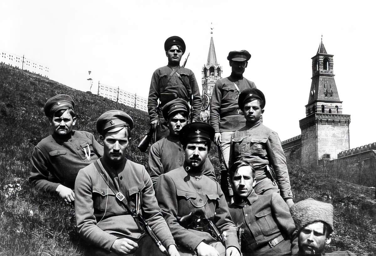 Латышские стрелки возле Кремля.