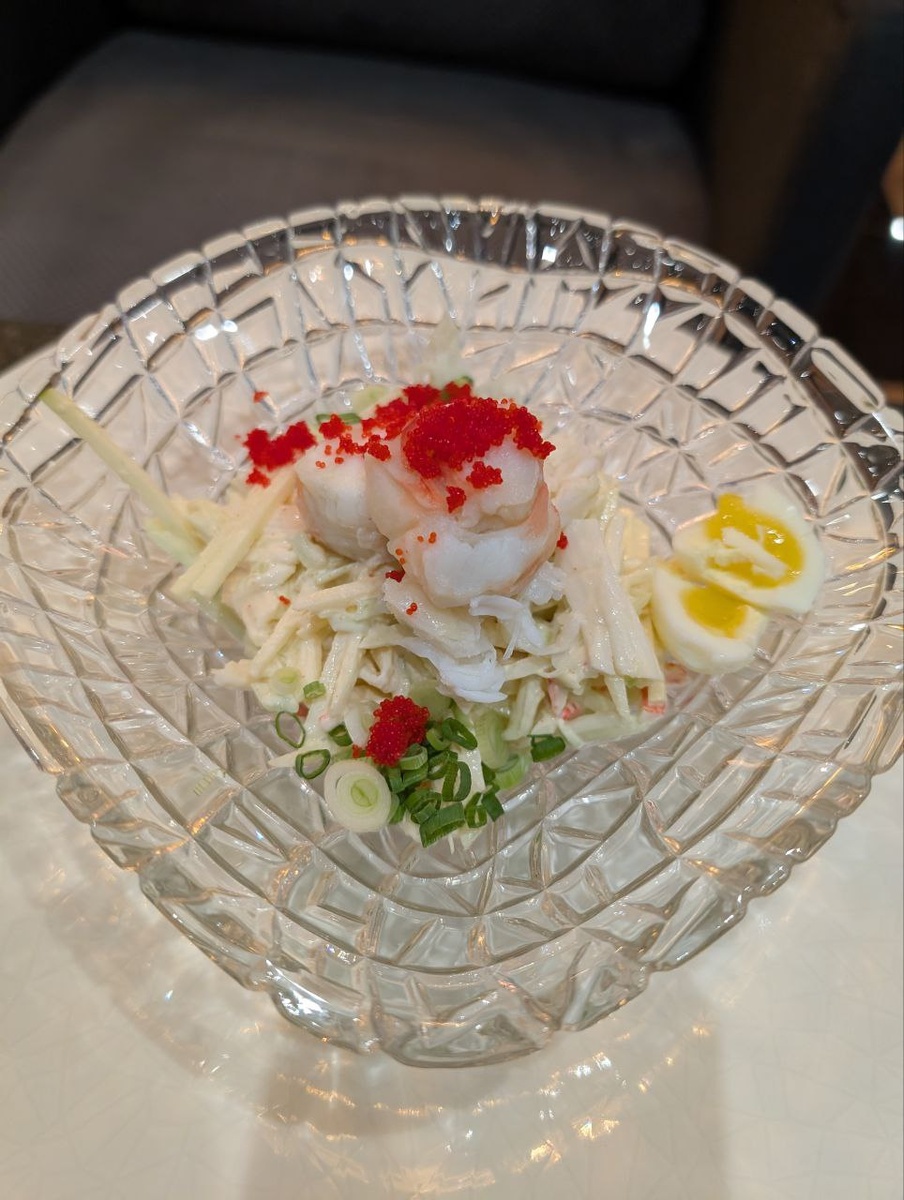 Салат с крабом. Достаточно интересно выглядит, даже можно подумать что оливье принесли, но это не так. Структура салата сбалансирована: нежнейший краб и хрустящие яблоко с огурцом.