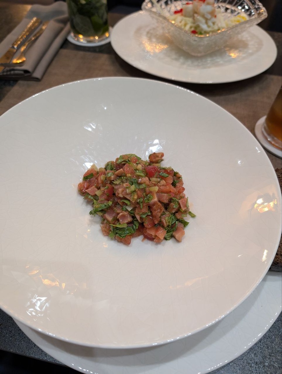 Тартар из тунца кимчи. В прошлый раз пробовала тартар с лососем, мне понравилось, в этот раз взяла с тунцом. Думала будет поострее, не зря же написано кимчи.