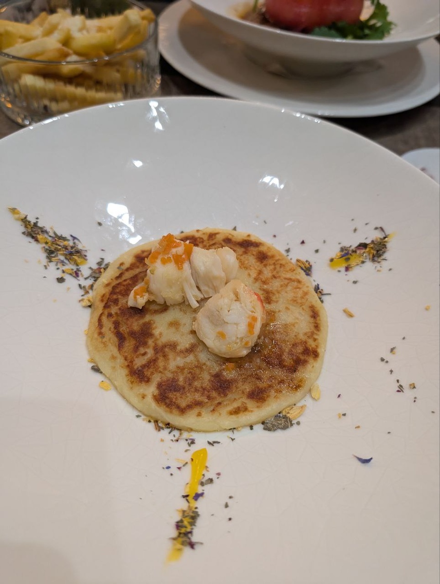 Краб с картофелем. На самом деле краба оказалось очень мало, казалось, что в салате с крабом и то краба больше, чем тут. Интересно, что картофель в виде драника (ну или картофельной лепешке, я не поняла как правильно назвать). Очень красиво украшено сухоцветами. Кстати, под лепешкой оказалась мелконарубленая морковка.