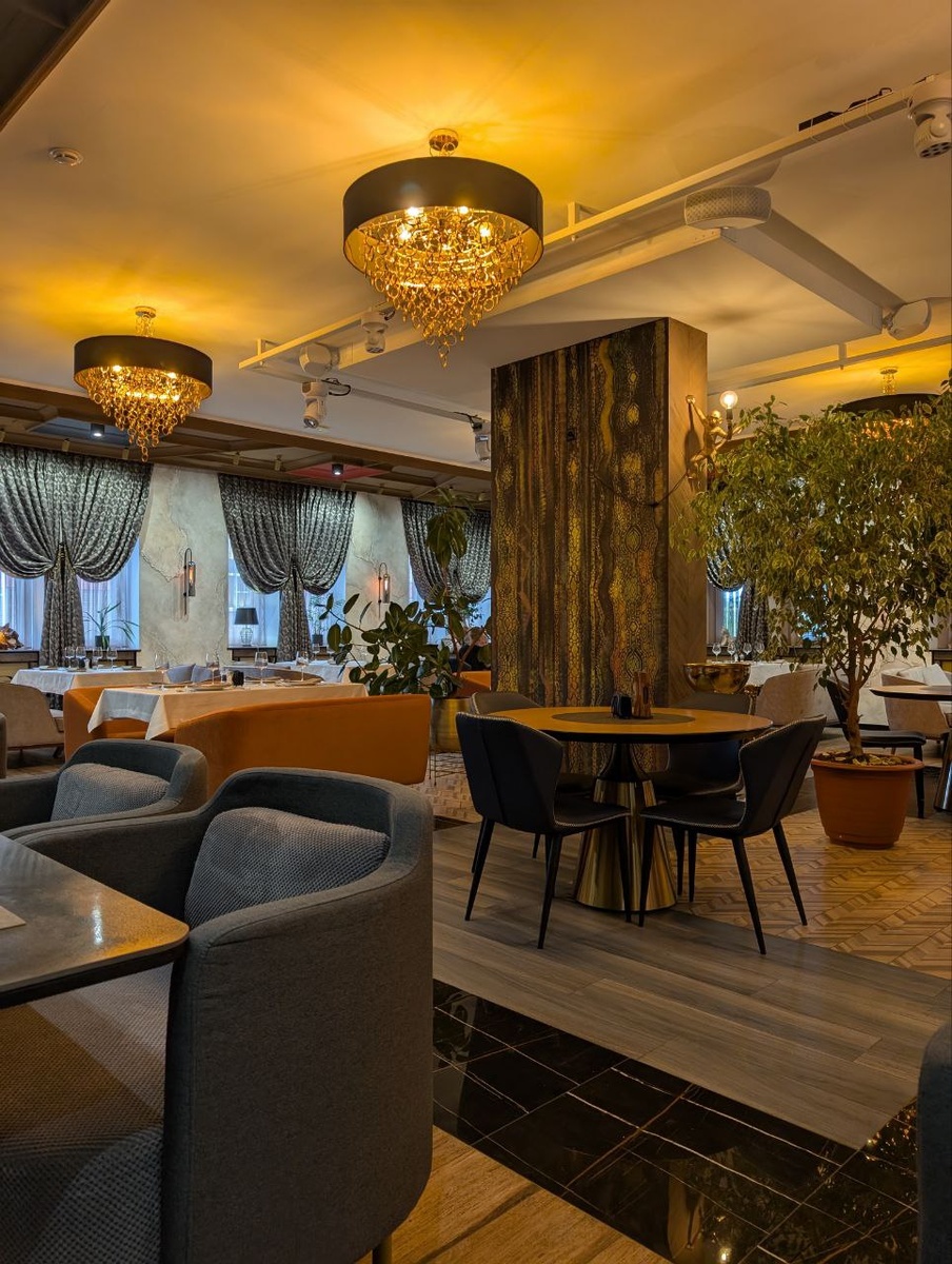 Немного интерьера зала ресторана