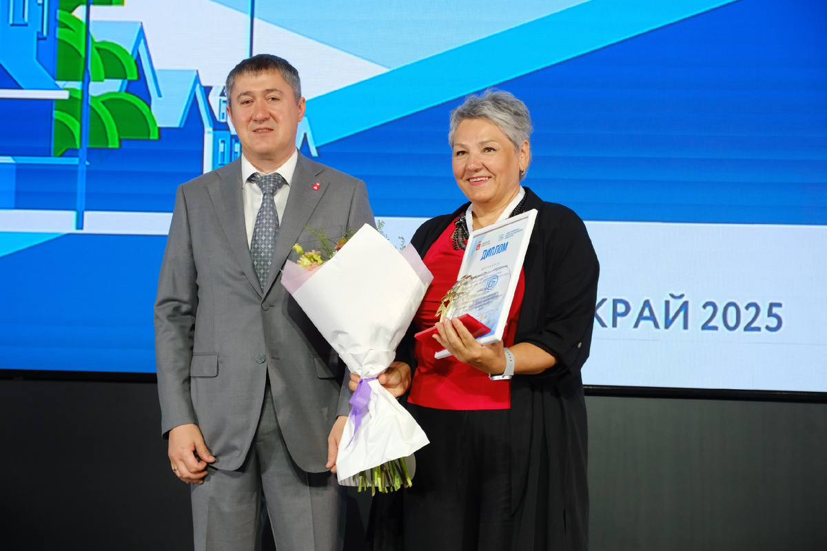 Губернатор Пермского края Дмитрий Махонин и председатель ТОС «Возрождение» Диана Малкова во время награждения