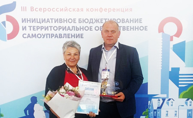 Глава Кунгурского округа Сергей Толчин и председатель ТОС «Возрождение» Диана Малкова