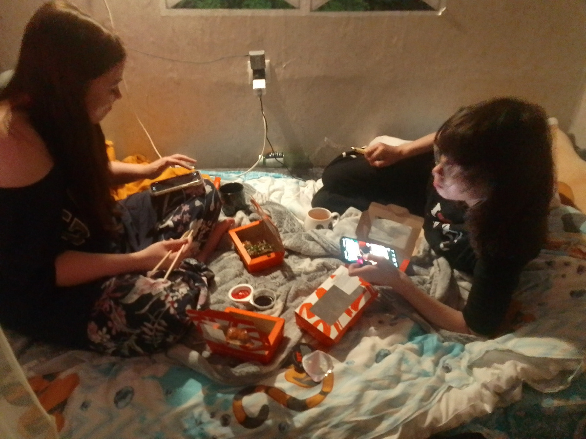 Диван отметили девчонки доставкой суши)) Я против таких застолий в кровати, но иногда бороться нету больше сил))