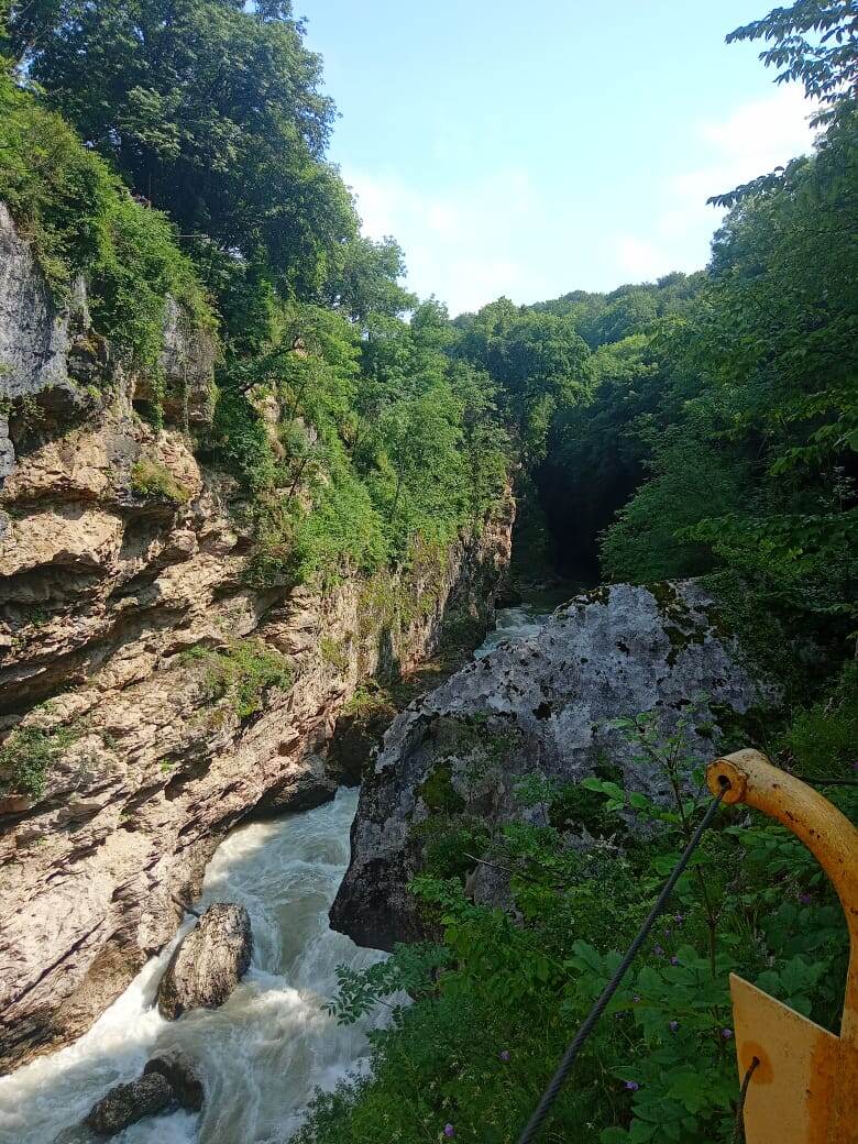 Река бурлит.