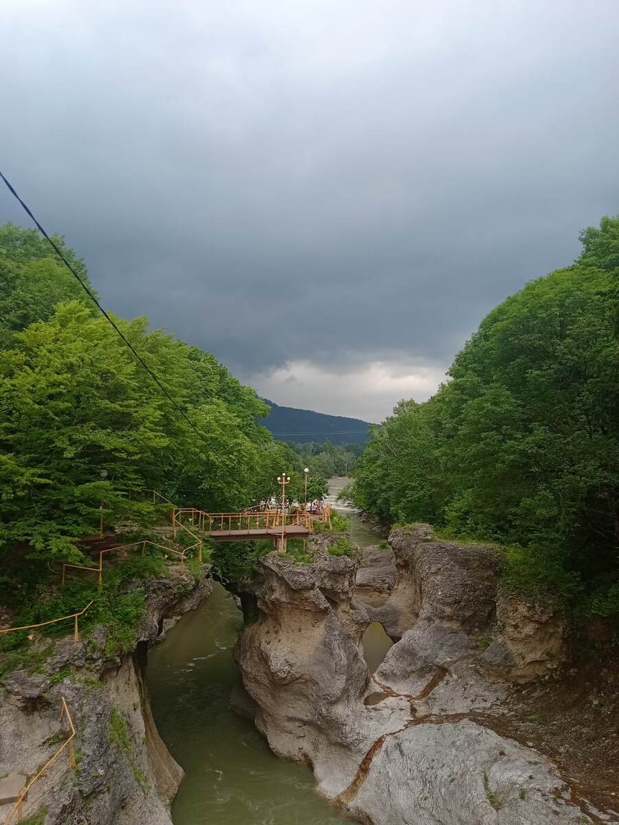 Перед дождём, люди разбежались)) дух захватывает!