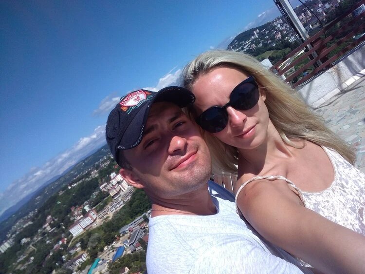 Аня на четыре года старше Артема, но это не помешало ему написать понравившейся девушке. Фото: личный архив