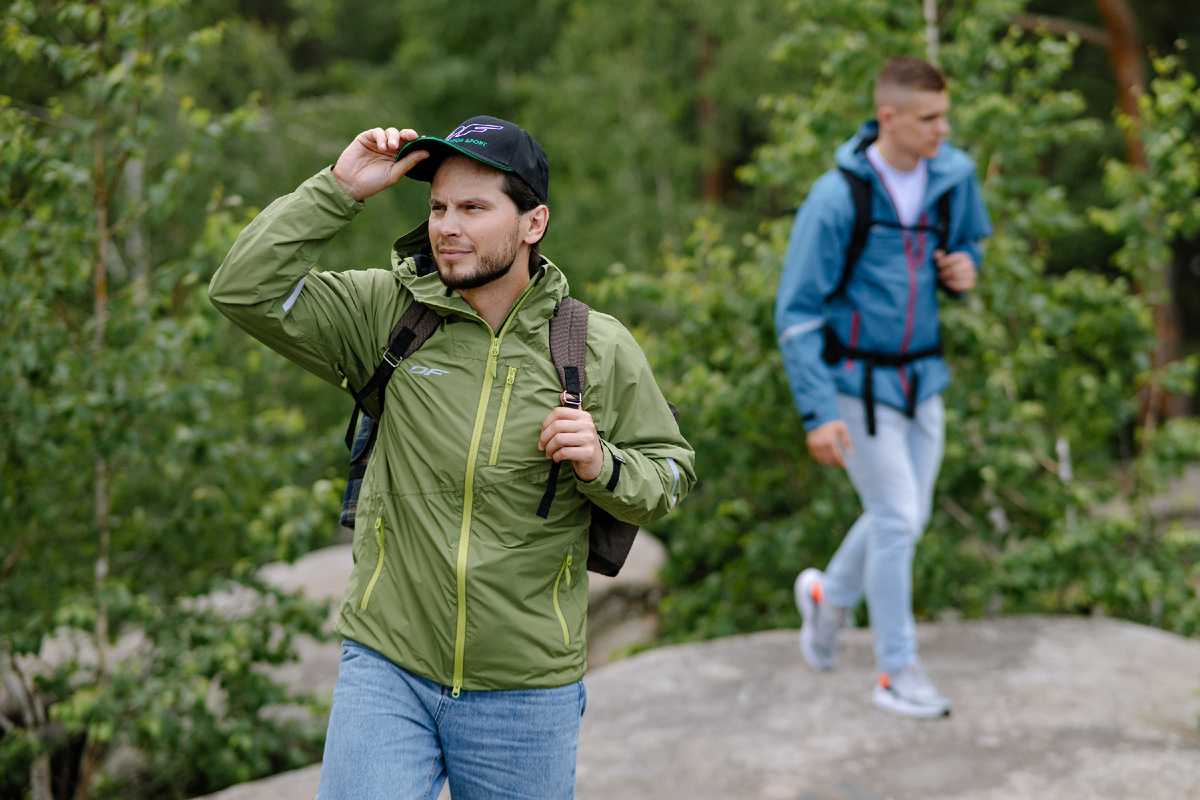 Легкая мужская куртка DF TEAM 2.0 – альтернатива классической ветровке. Пригодится в любом путешествии. 