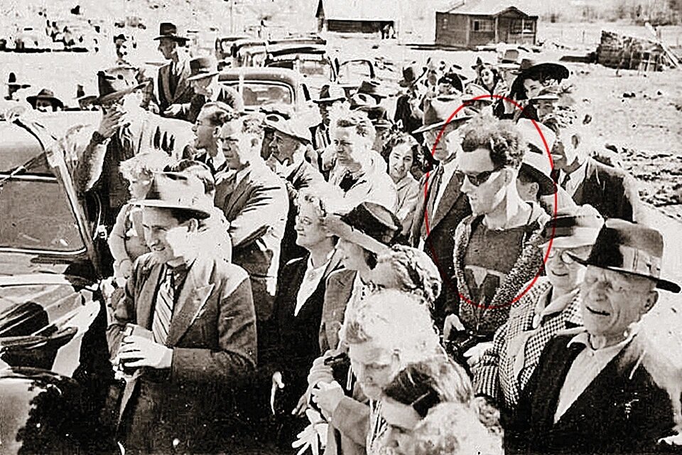 Кто-то выложил фото в соцсетях и сообщил: присмотритесь-ка, парень явно из будущего. Фото: Соцсети.