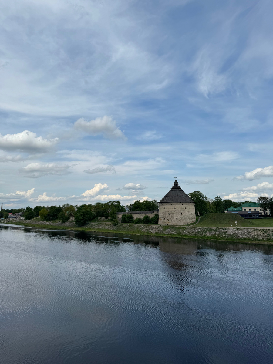 Вид с моста на Покровскую башню