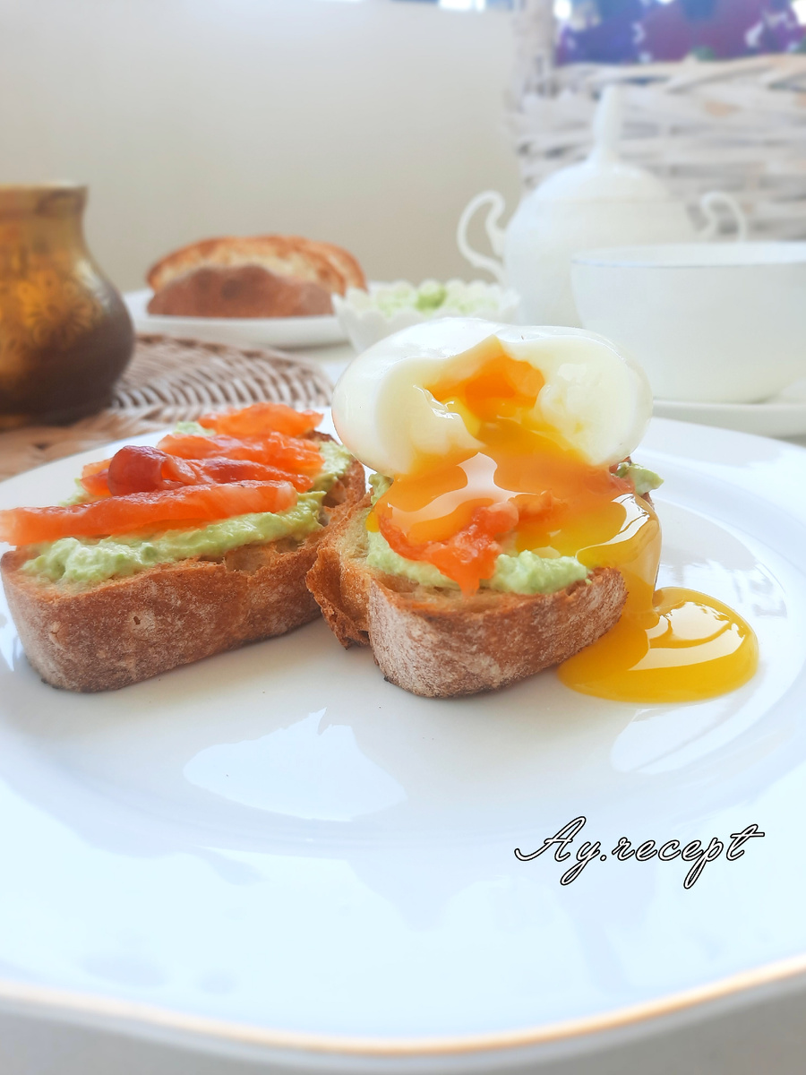 Брускеты со слабосоленой форелью.