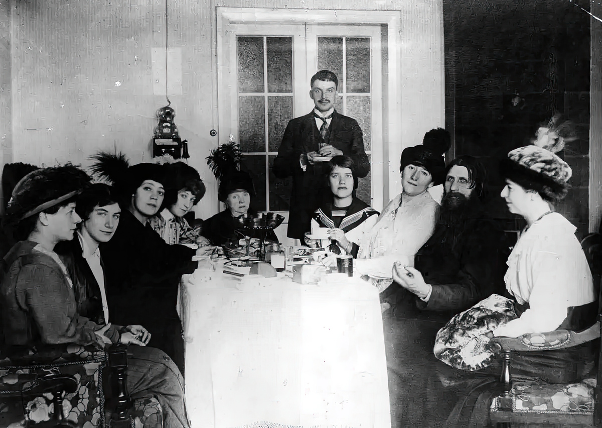 Григорий Распутин в окружении дам российского императорского двора, 1916 год.