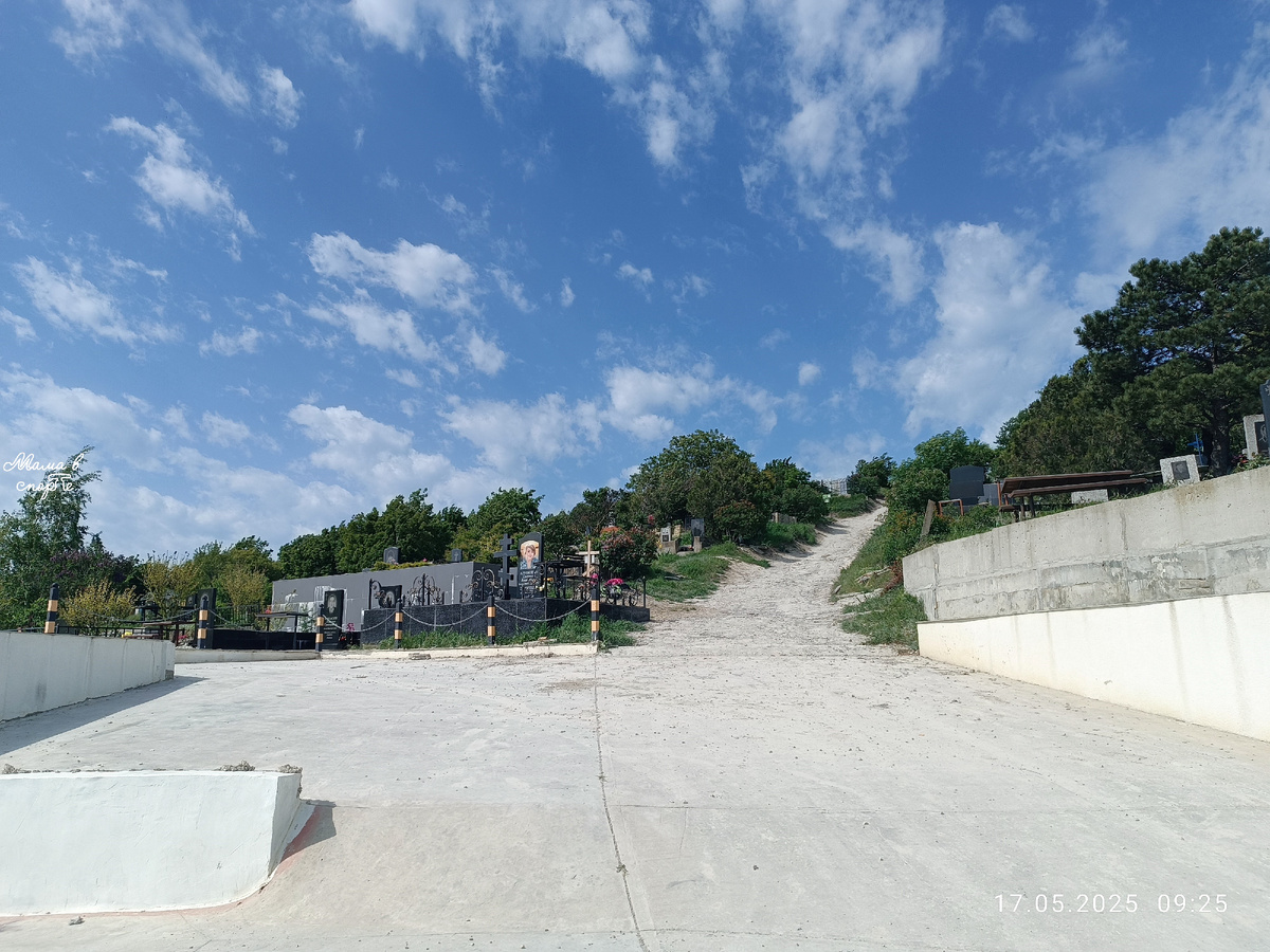 У супсехского кладбища начинается путь к Ласточкиным гнёздам.