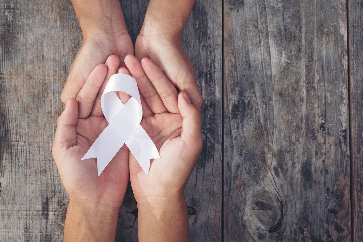 Источник изображения: freepik.com/free-photo/white-ribbon-symbol-peace-international-day-non-violence_10069645.htm