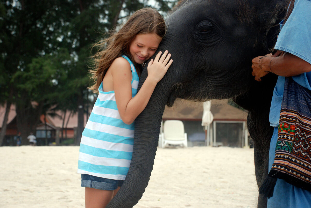 Эмбер Оуэн со слоненком
