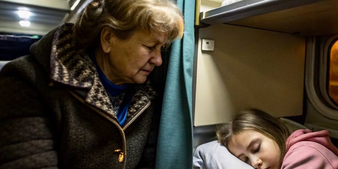 — Детка, на нижней полке спят только взрослые! — сказала попутчица юной пассажирке в плацкарте поезда