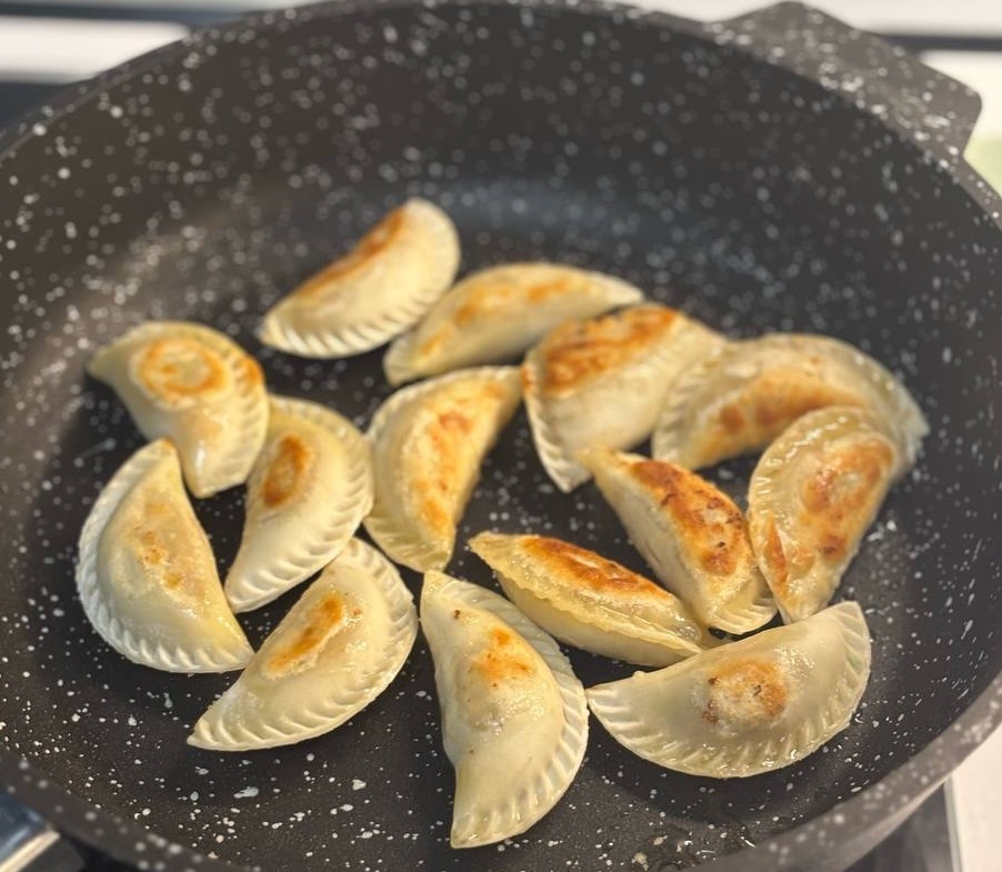 Отварить тоже можно, но обжаренные и затем протушенные с добавлением воды получаются вкуснее