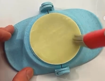 Возможный вариант лепилки (устройство для лепки). Можно найти на маркетплейсах разных размеров. Рекомендую сперва определиться с тестом, а потом подобрать к нему данное приспособление.