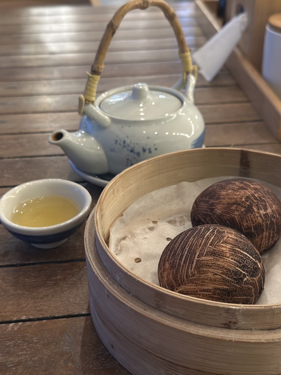 📍 Загляните в Papa Lee’s Taiwan Noodle & Dumplings — уютное место с отличной тайваньской кухней в самом центре Чангу. Открыто до 01:30, идеально для позднего ужина.
Адрес: Gg. Dewi Subadra, рядом с Jl. Raya Semat, Чангу, Бали