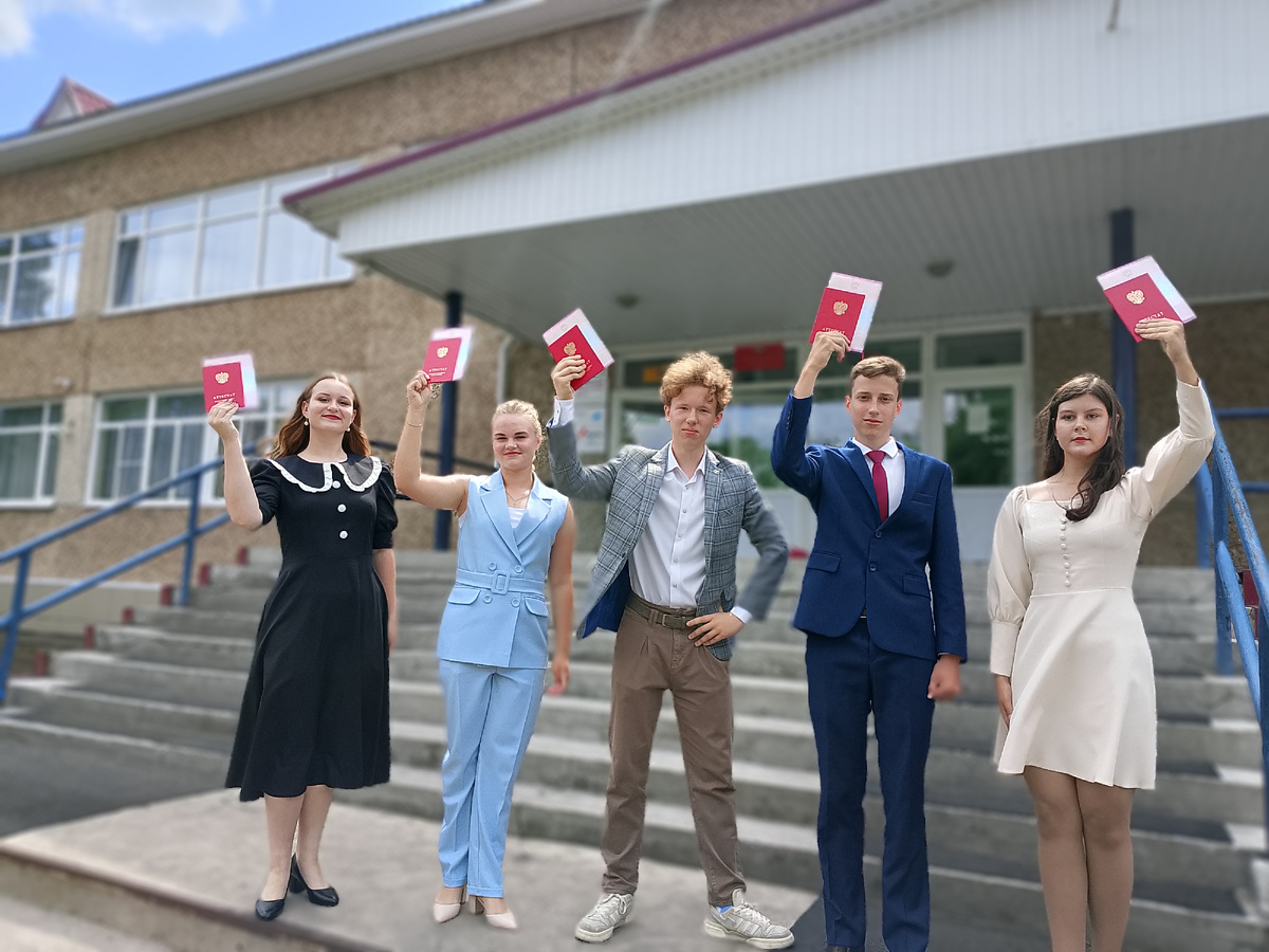 Великолепная пятёрка выпускников 9-х классов Мамонтовской средней школы 2025 года.