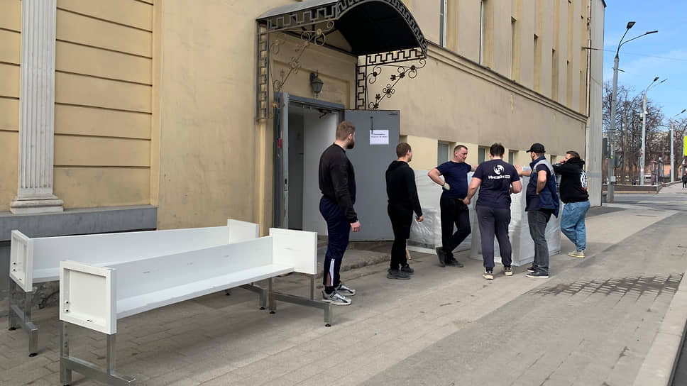Рабочие вывозят мебель из областного центра крови перед его сносом.📷Фото: Александра Викулова