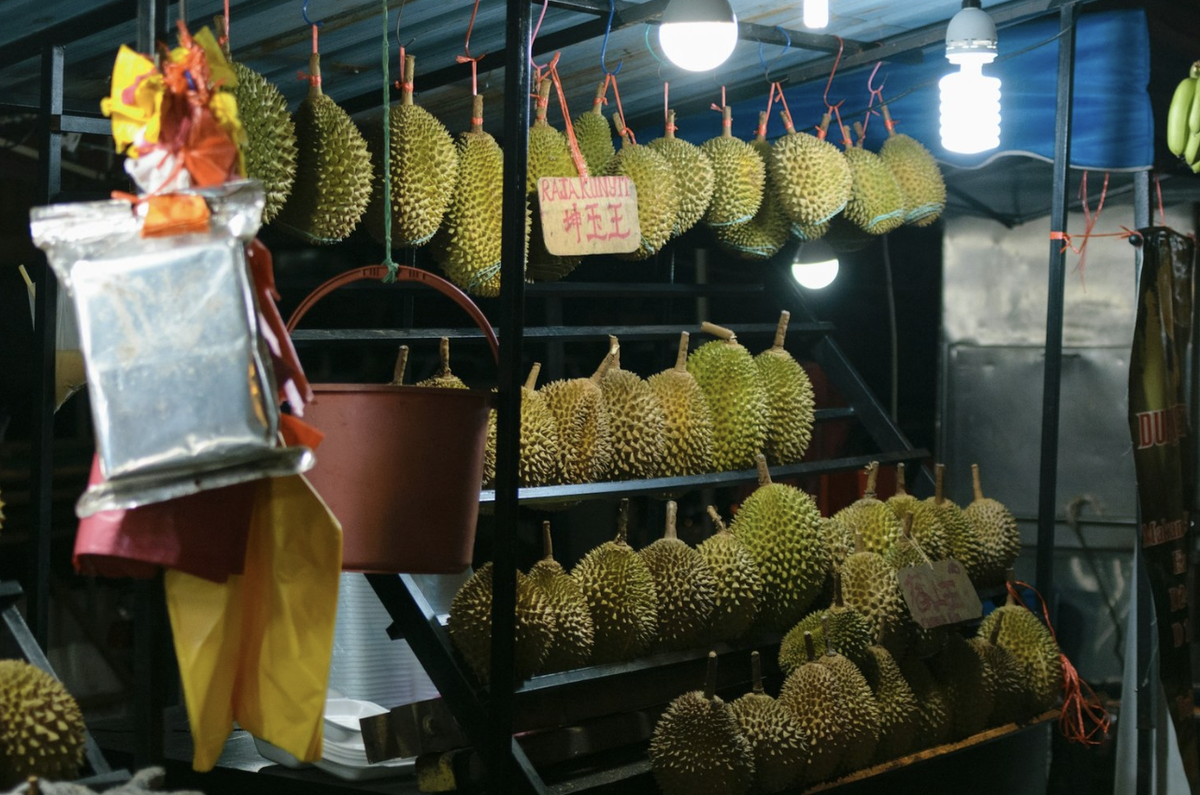 Стенд с дурианом на рынке в Малайзии. Фото: Job Savelsberg / Unsplash