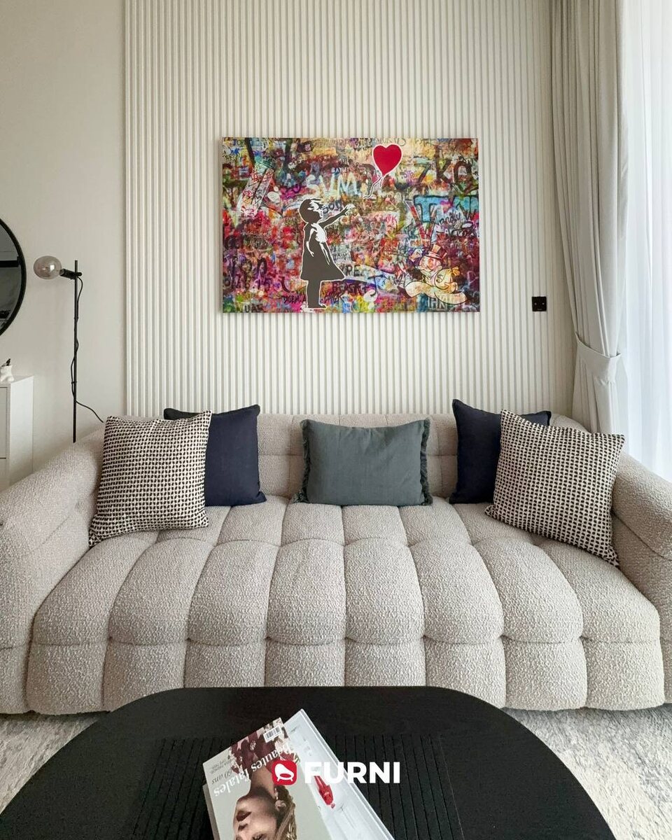 Центром интерьера этой квартиры стала репродукция работы Бэнкси; проект Furni в Дубае