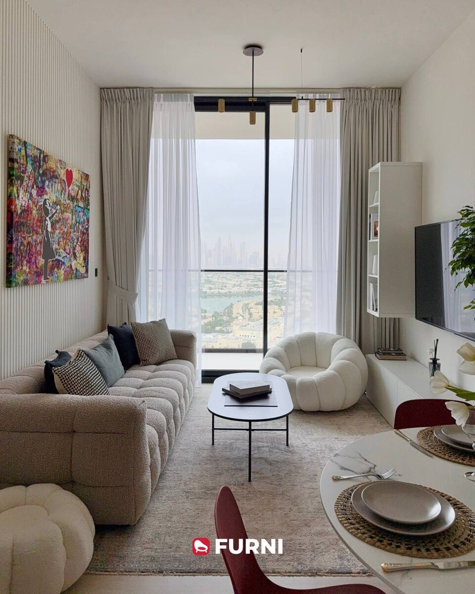 Интерьер квартиры с яркими деталями; проект Furni в Дубае