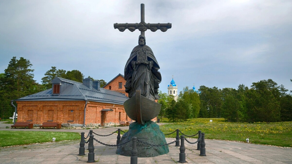    Памятник святому Арсению Коневскому на острове Коневец. Фото: Melnikov Dmitrii/Shutterstock/Fotodom