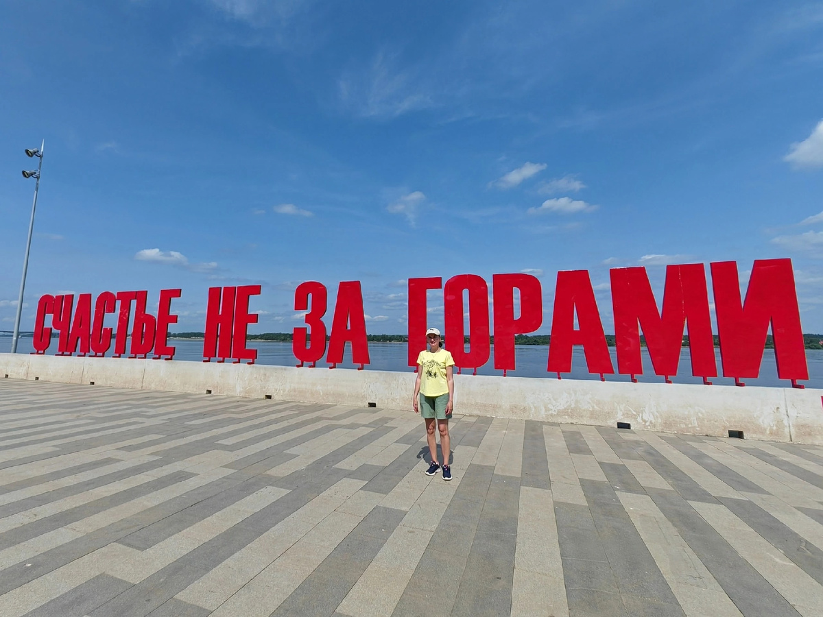 На набережной Камы у арт-объекта