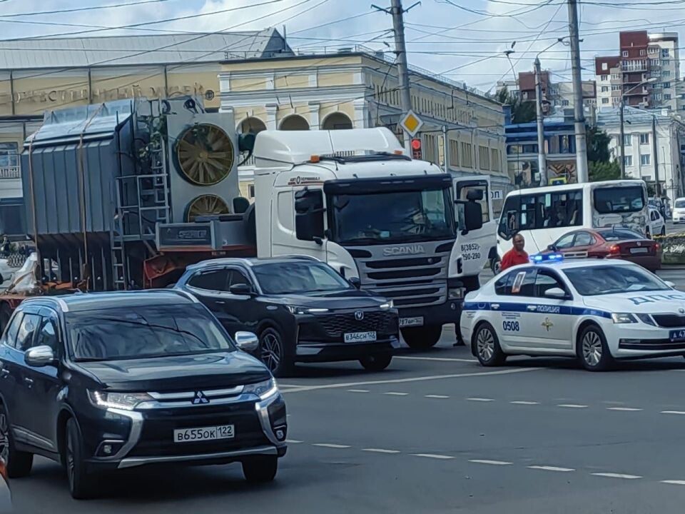    Авария на площади Октября. Источник: "Инцидент Барнаул"