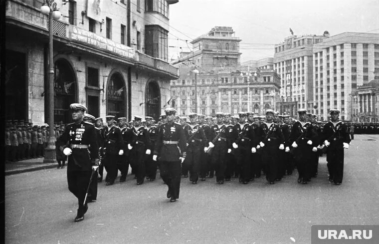 Вот он, участник Первого Парада Победы, шагает пятый справа, написала Текслер. Фото: Telegram-канал Ирины Текслер © URA.RU