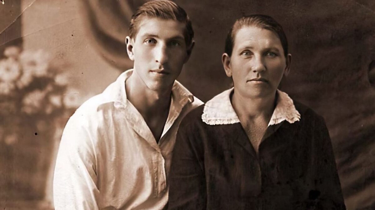 Сергей Филиппов с мамой. Фото из открытых источников в интернете.