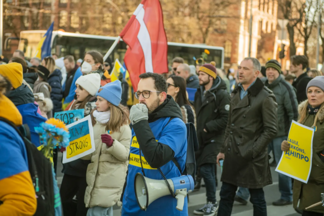    Протестующие в Риге несут флаг Латвии и лозунги в поддержку Украины (март 2022). Латвия – один из самых решительных союзников Киева в противостоянии с Россией