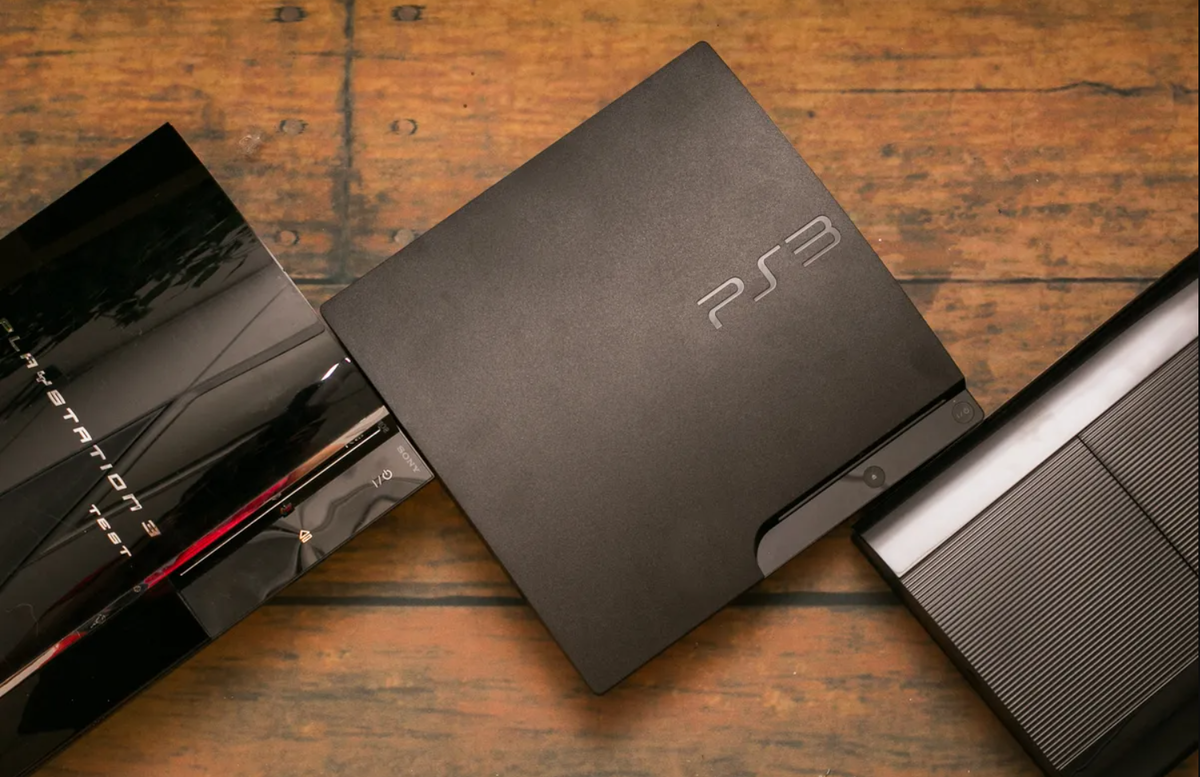 Ревизии ps3. Слева-направо: Fat, slim и super slim.