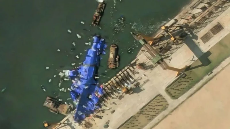 Спутниковые снимки показывают попытки спрятать перевернувшийся корабль.