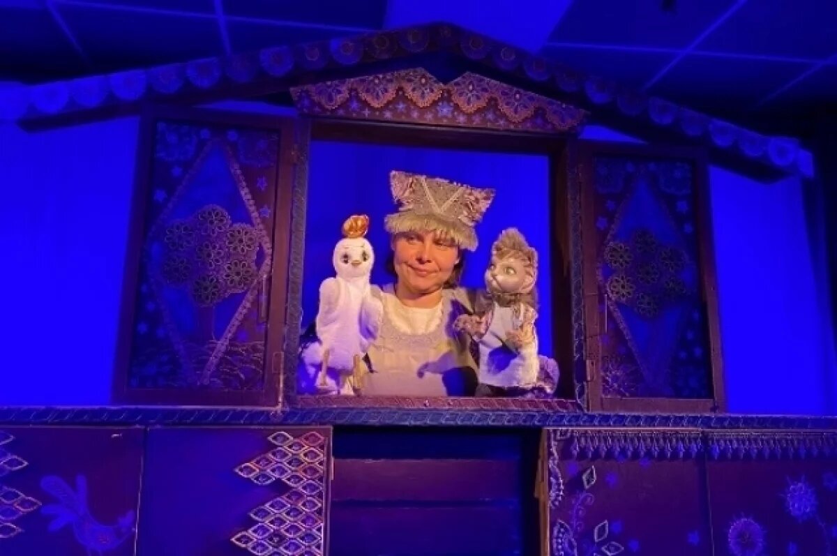    В центре сюжета — Петушок, который вылупился из найденного Котиком яичка.